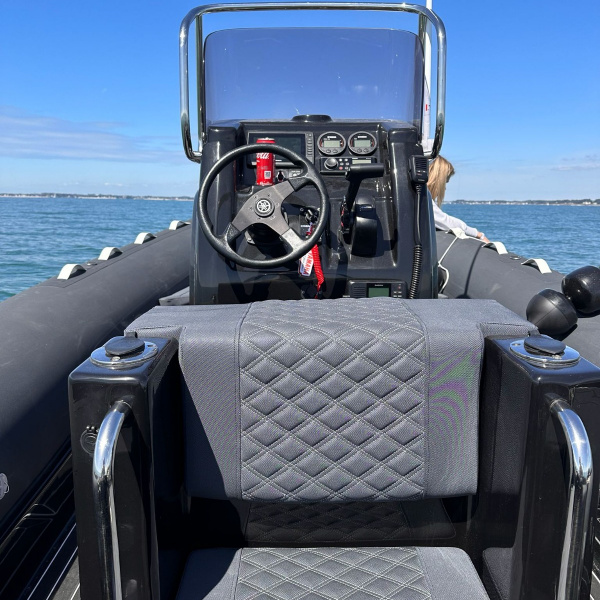 Semi-rigide Dream 655 full black avec console et banquette 3 places | Rioux nautique
