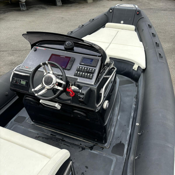 Vue arrière Adrenalina 7.5 avec banquette, mât de ski et guindeau électrique | Rioux Nautique