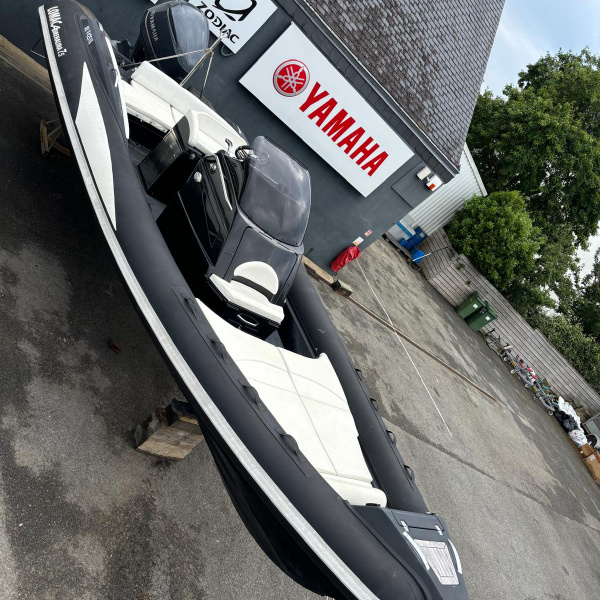 Bain de soleil avant et sellerie blanche Adrenalina 7.5 avec extension et coffres | Rioux Nautique