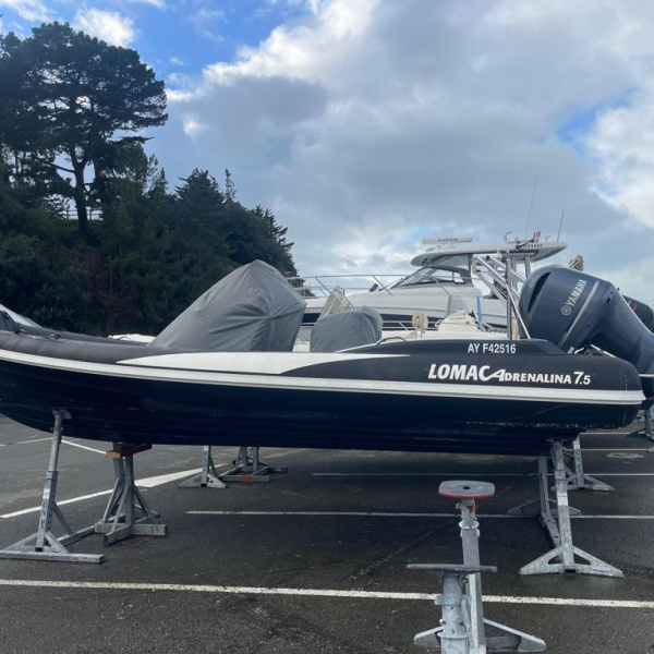 Poste de pilotage Adrenalina 7.5 avec GPS Lowrance HDS 9 et système audio Fusion | Rioux Nautique