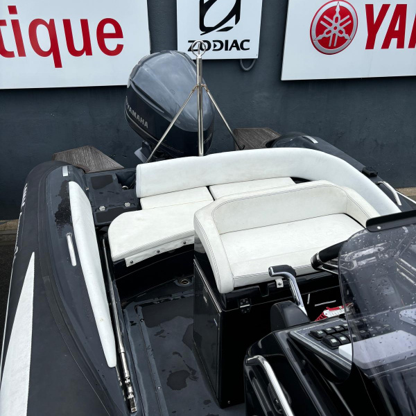 Plateformes arrière en teck avec échelle inox et douchette Adrenalina 7.5 | Rioux Nautique