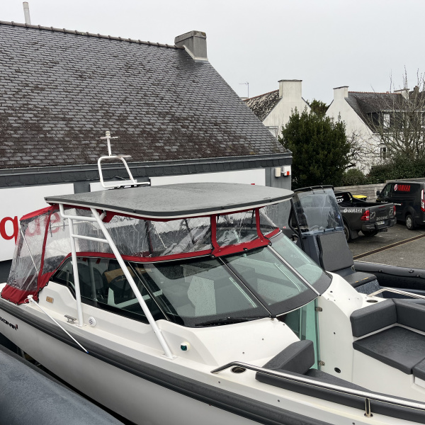Axopar 24 T-Top en navigation, démontrant stabilité et performances en mer| Rioux nautique