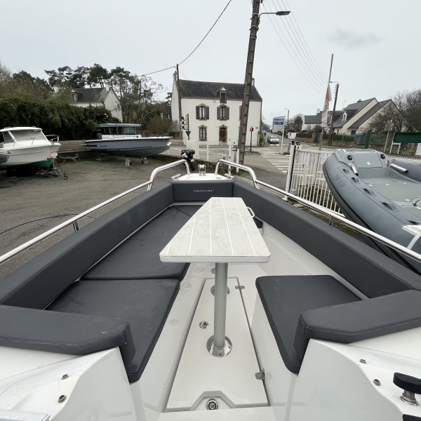 Cockpit arrière modulable de l’Axopar 24 avec banquette et sellerie haut de gamme| Rioux nautique