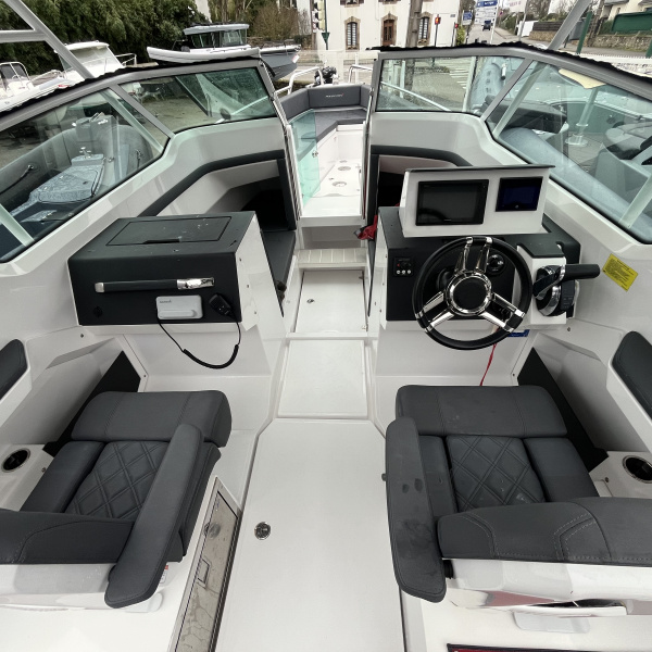 Grand bain de soleil avant de l’Axopar 24, idéal pour la détente en mer| Rioux nautique