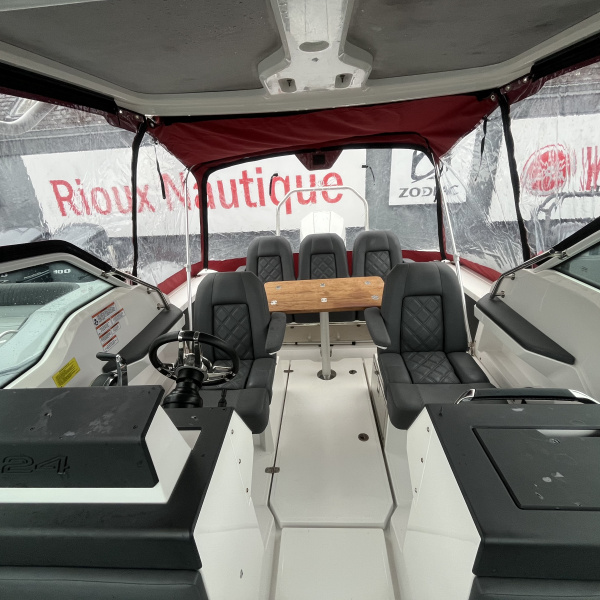 Poste de pilotage de l’Axopar 24 avec écran GPS sondeur, VHF et instrumentation complète| Rioux nautique