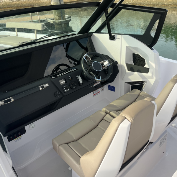 Barres de toit et mât de ski noirs Axopar 29 Sun-Top Brabus Line | Rioux Nautique