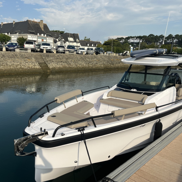 Guindeau électrique et propulseur d'étrave Axopar 29 Sun-Top | Rioux Nautique