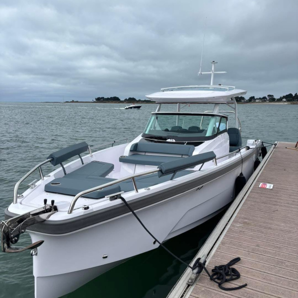 Cabine avant de l'AXOPAR 29 avec finition U-sofa et table transformable en bain de soleil | Rioux Nautique