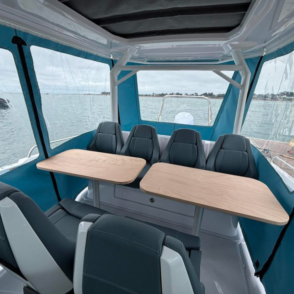 Cockpit arrière de l'AXOPAR 29 avec sièges PETROL, banc et coussins aft-sofa | Rioux Nautique