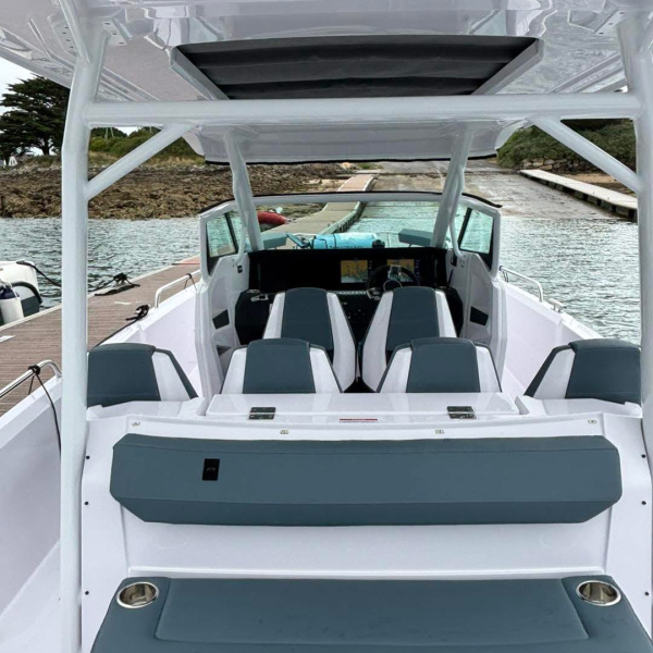 Console centrale de l'AXOPAR 29 avec double écran Simrad NSX12 et commandes DTS Mercury | Rioux Nautique