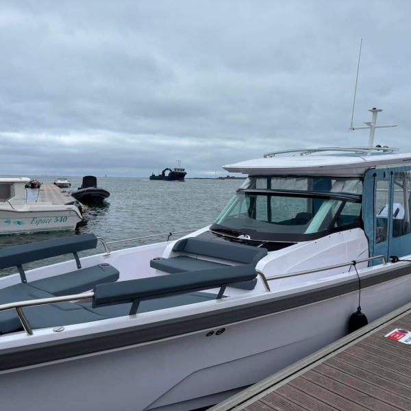 Vue de profil de l'AXOPAR 29 Sun-Top blanc, moteur Mercury V8 300 XXL relevé, à quai à La Trinité-sur-Mer | Rioux Nautique