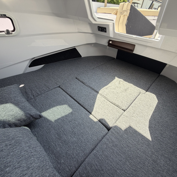 Cabine arrière Axopar 29 XC 2026 – bain de soleil couleur Dust
