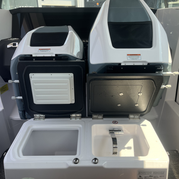 Poste de pilotage Axopar 29 XC avec double écran Garmin 8412xsv | Rioux Nautique