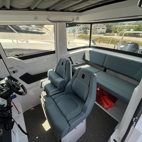 Joystick Optimus au poste de pilotage Axopar 29 XC | Rioux Nautique