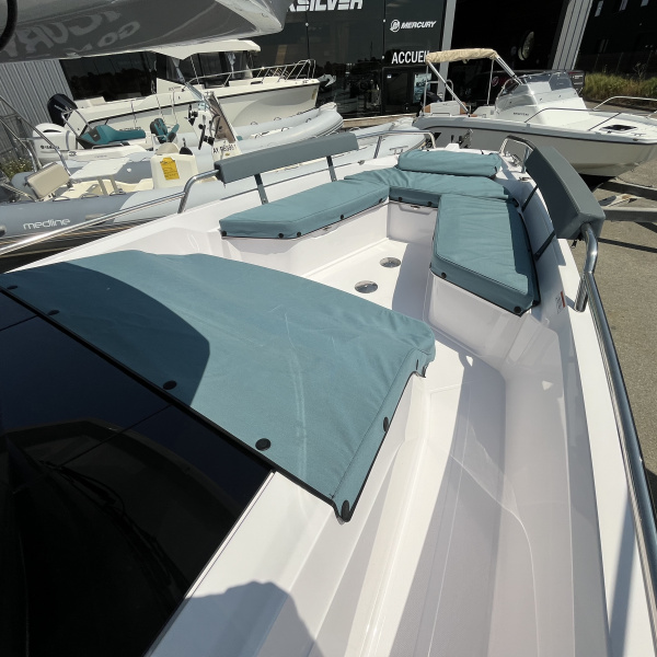 Cockpit Axopar 29 XC avec finition WetBar bloc cuisine | Rioux Nautique