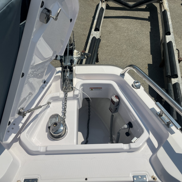 Taud de timonerie installé sur Axopar 29 XC | Rioux Nautique
