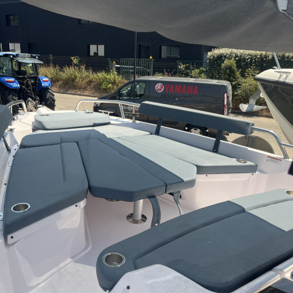 Axopar 29 XC Cross Cabin – Mât de ski et projecteur | Rioux Nautique