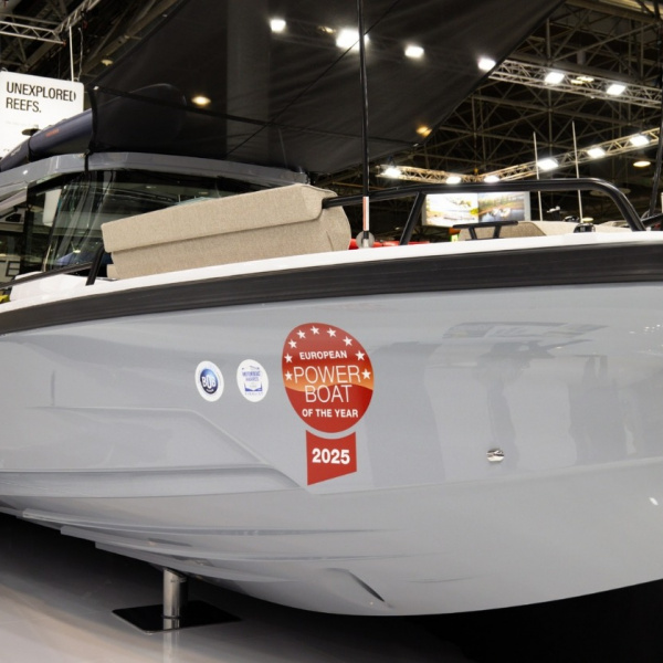 Vue arrière Axopar 29 XC Cross Cabin BRABUS Line avec arceau de ski, plateforme de bain et équipements complets | Rioux nautique