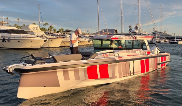 Carène à double step de l’Axopar 38 conçue pour la performance, la stabilité et la navigation hauturière| Rioux nautique