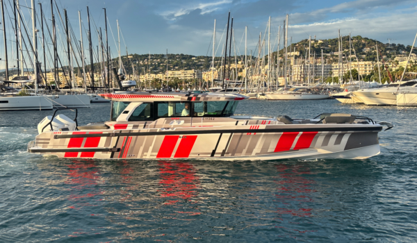 Poste de pilotage central de l’Axopar 38 offrant ergonomie, visibilité et contrôle précis en mer