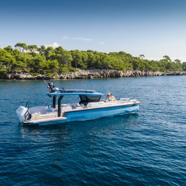Axopar 38 Cross Top poste de barre panoramique | Rioux Nautique