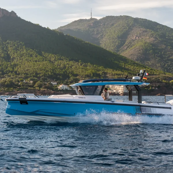 Axopar 38 Cross Top vue avant sur l'eau | Rioux Nautique