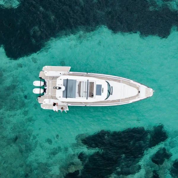 Axopar 38 Sun Top pont arrière convertible | Rioux Nautique