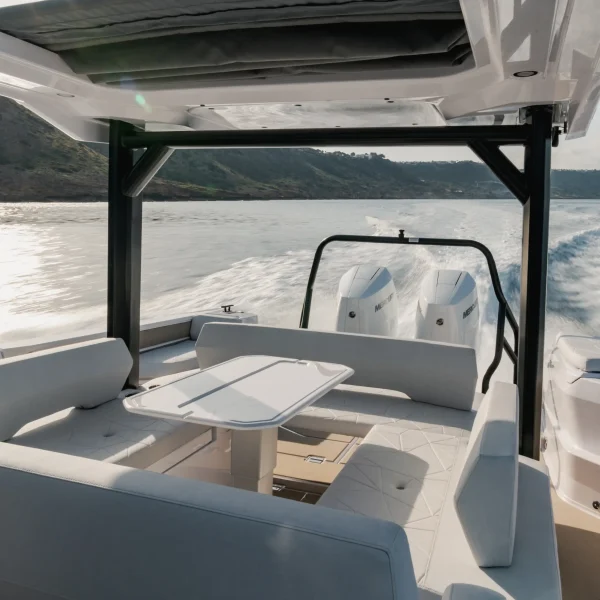 Axopar 38 Sun Top poste de barre ouvert | Rioux Nautique