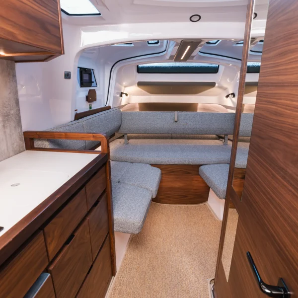 Axopar 38 Sun Top vue avant sur l'eau | Rioux Nautique