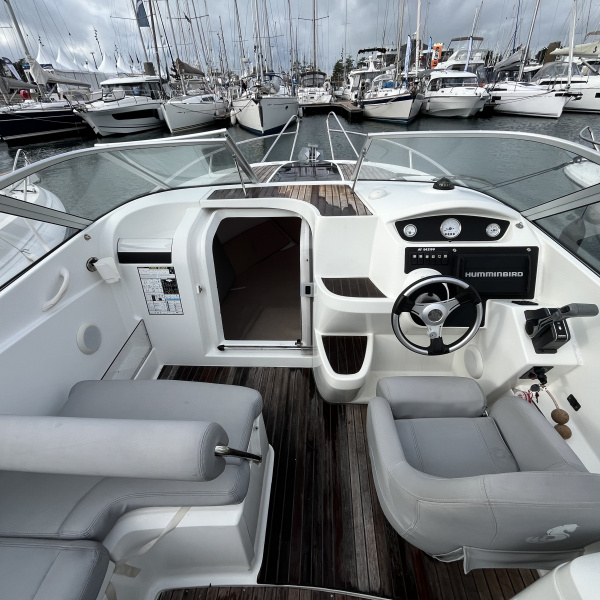 Bateau Beneteau Flyer 750 Cabrio, idéal pour les sorties en famille ou entre amis, avec sellerie complète et pont en teck | Rioux Nautique