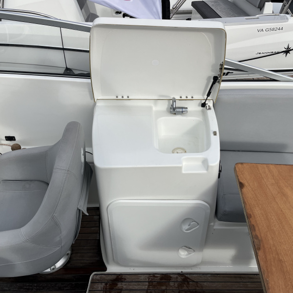 Flyer 750 Cabrio à vendre chez Rioux Nautique, modèle 2011 équipé pour 8 personnes avec bain de soleil et cuisine extérieure | Rioux Nautique