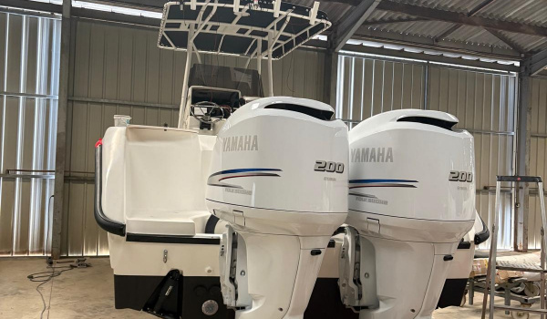 Antenne Starlink installée sur Boston Whaler Outrage 260 rénové | Rioux Nautique