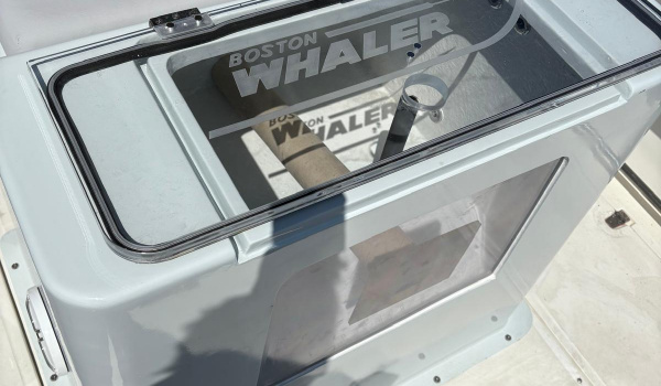 Nouveau vivier Boston Whaler fais sur mesure | Rioux Nautique