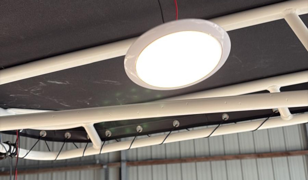 Éclairage LED moderne installé sur Boston Whaler Outrage 260 | Rioux Nautique