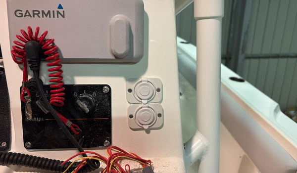 Prises USB et USB-C étanches Boston Whaler Outrage 260 | Rioux Nautique