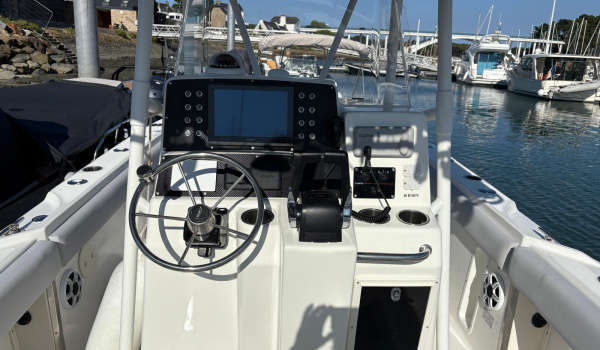 Boston Whaler Outrage 260 après refit complet à La Trinité-sur-Mer | Rioux Nautique