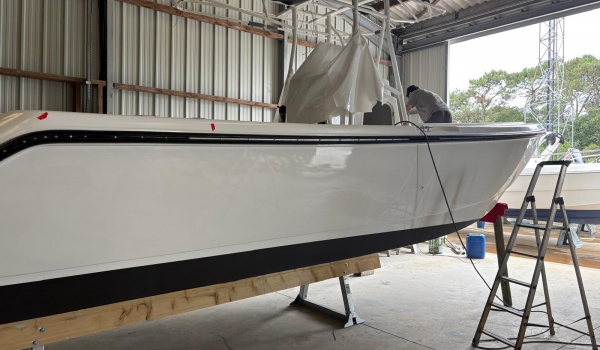 Coque Boston Whaler 260 repeinte et protégée avec antifouling | Rioux Nautique