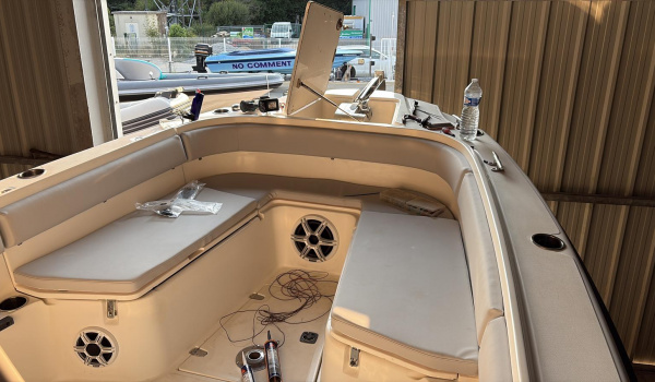 Sellerie complète et système son fusion haut de gamme rénovée Boston Whaler Outrage 260 | Rioux Nautique