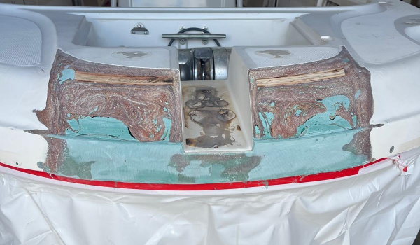 Avant du Boston Whaler Outrage 260 rénové et modernisé | Rioux Nautique