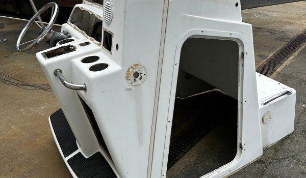 Console entièrement démontée et repeinte sur Boston Whaler Outrage 260 | Rioux Nautique