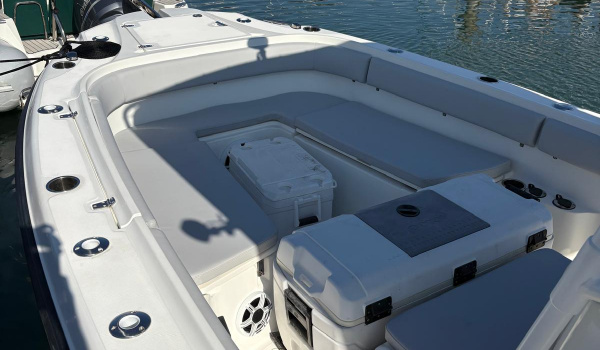 Nouvelle sellerie premium sur Boston Whaler Outrage 260 | Rioux Nautique
