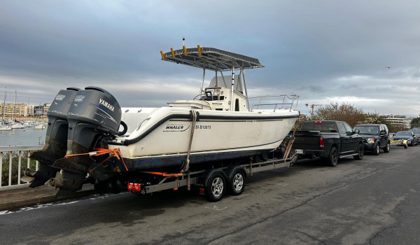 Convoie Boston whaler outrage pour le refit à la trinité sur mer (56) | Rioux Nautique