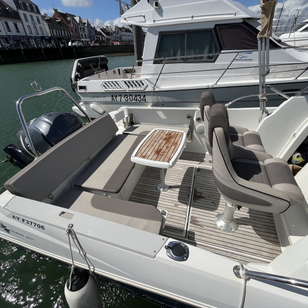 Couchette deux personnes à bord du Cap Camarat 7.5 WA 2016 | Rioux Nautique