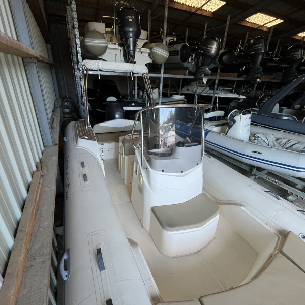 Semi-rigide Capelli Tempest 700 sur remorque prêt à partir | Rioux Nautique