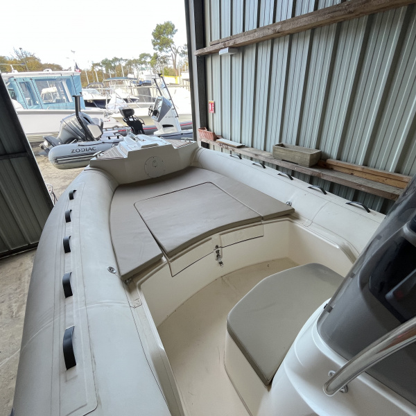 Détails du roll-bar inox et du taud de soleil sur le Tempest 700 | Rioux Nautique