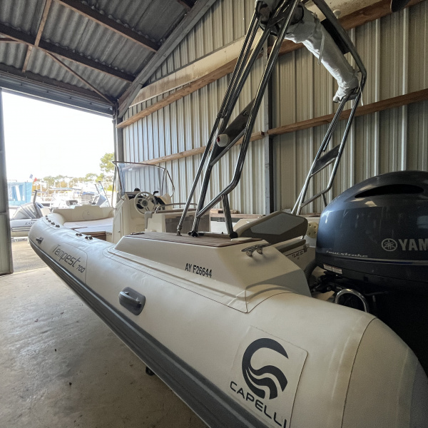 Grand bain de soleil avant du Capelli Tempest 700 | Rioux Nautique