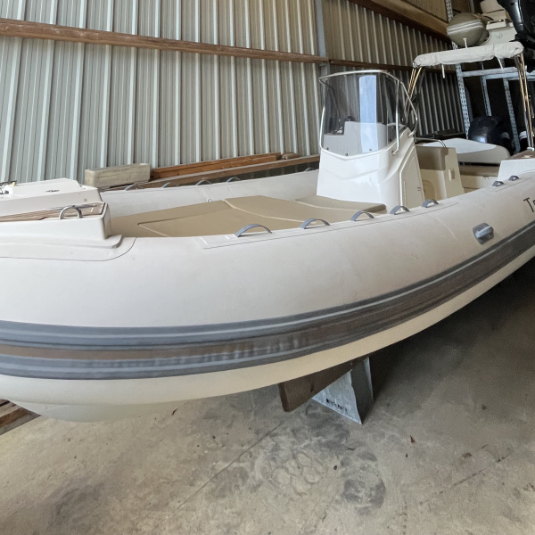 Vue latérale du Capelli Tempest 700 amarré au port | Rioux Nautique