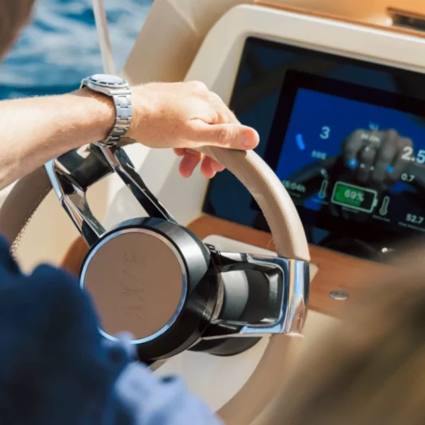 Bateau électrique AXOPAR AX/E 22 Cross Bow en manœuvre côtière | Rioux Nautique