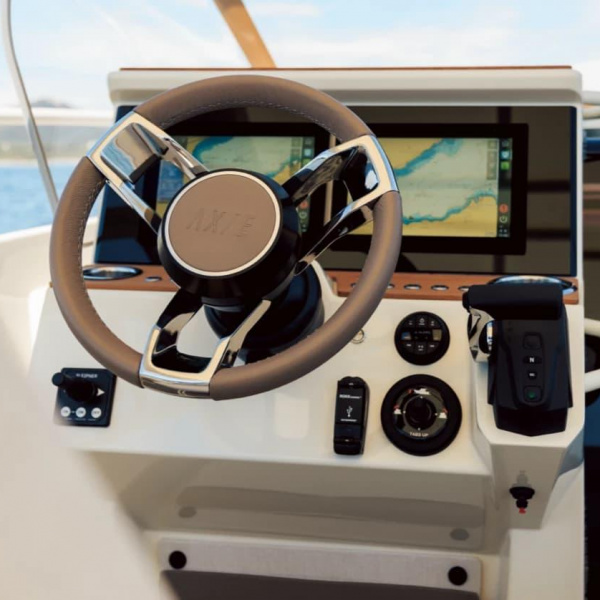 Vue post de pilotage du bateau électrique AXOPAR AX/E 25 Cross Bow naviguant en mer | Rioux Nautique