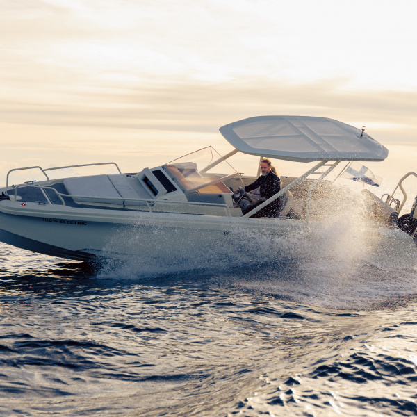 Bateau électrique AXOPAR AX/E 25 Cross Top en navigation côtière | Rioux Nautique